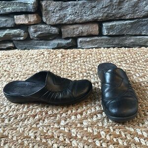 Clarks Artisan Women's Black Leather Slip On Mules size 7